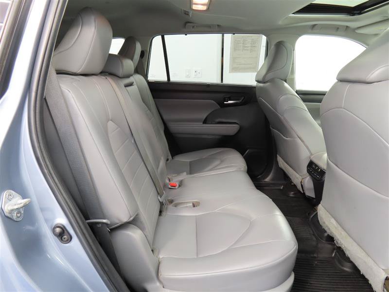 Used 2023 Toyota Highlander XLE FWD image 32