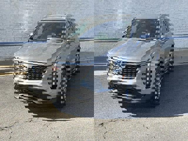 Used 2025 Cadillac XT4 Premium Luxury FWD image 3