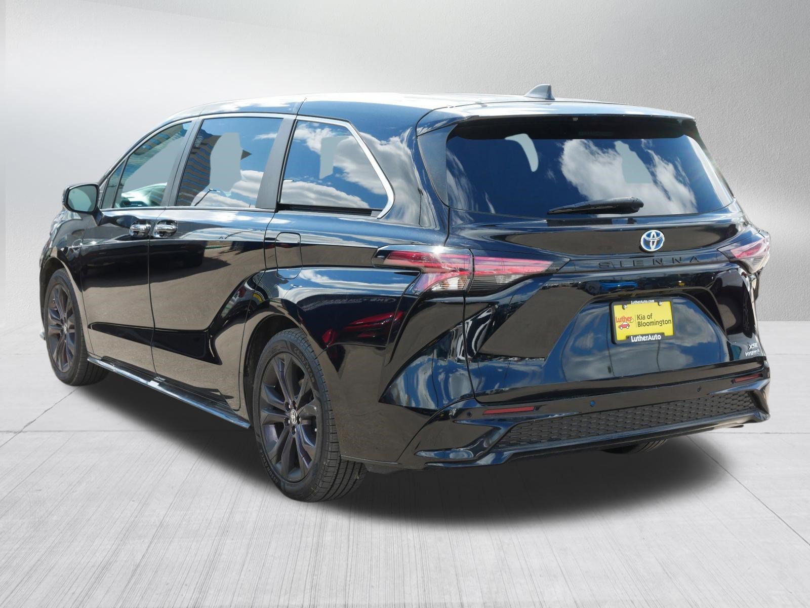 Used 2021 Toyota Sienna XSE FWD image 5