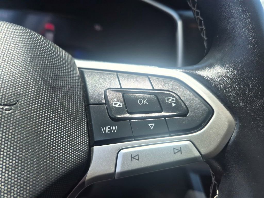 Used 2025 Volkswagen Taos SE FWD image 16