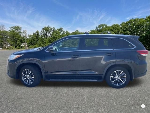 Used 2017 Toyota Highlander XLE w/ Carpet Mat Package AWD/4WD image 5