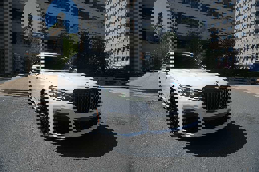 Used 2021 BMW 750i xDrive w/ M Sport Package image 2