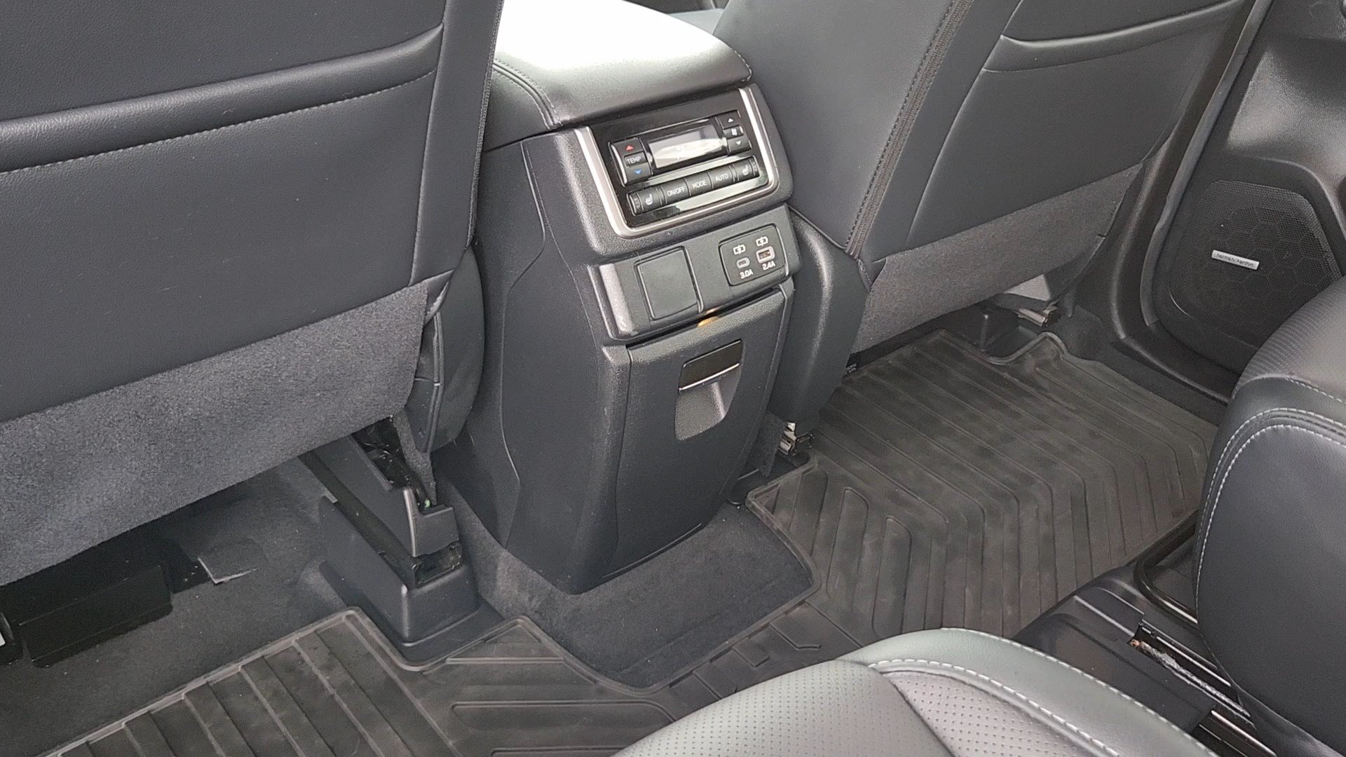 Used 2024 Subaru Ascent Limited w/ Technology Package AWD/4WD image 17