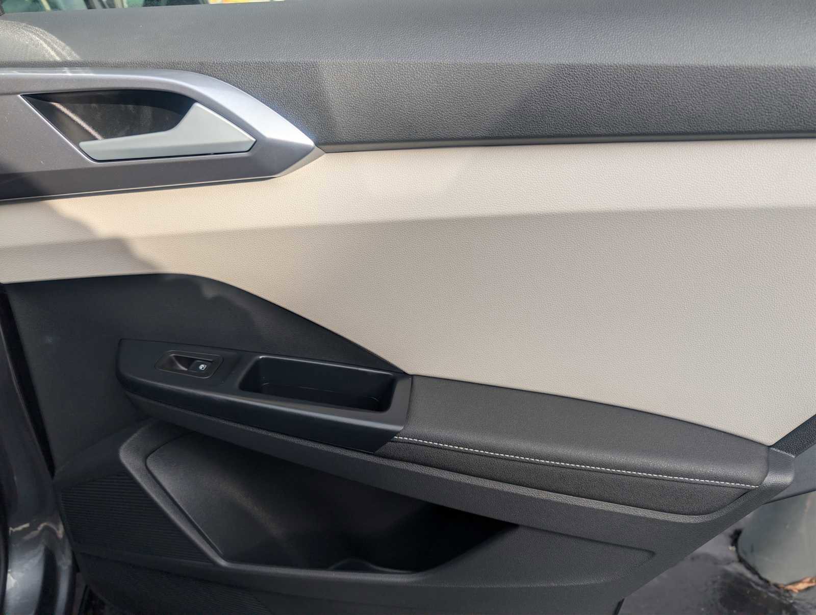 Certified 2025 Volkswagen Taos SEL w/ Taos Adventure Package image 31