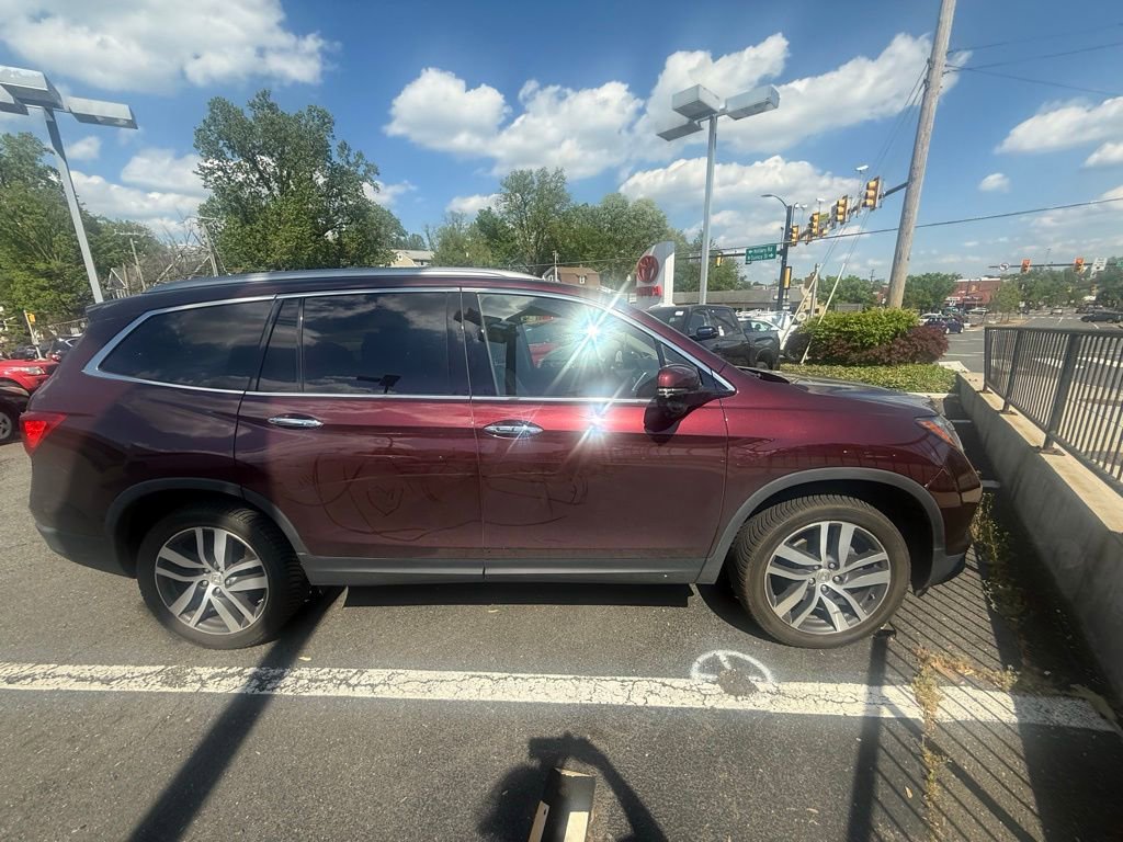 Used 2017 Honda Pilot Touring image 2