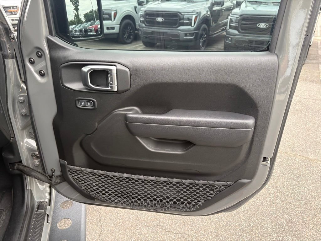 Used 2023 Jeep Wrangler Unlimited Rubicon w/ Cold Weather Group AWD/4WD image 24