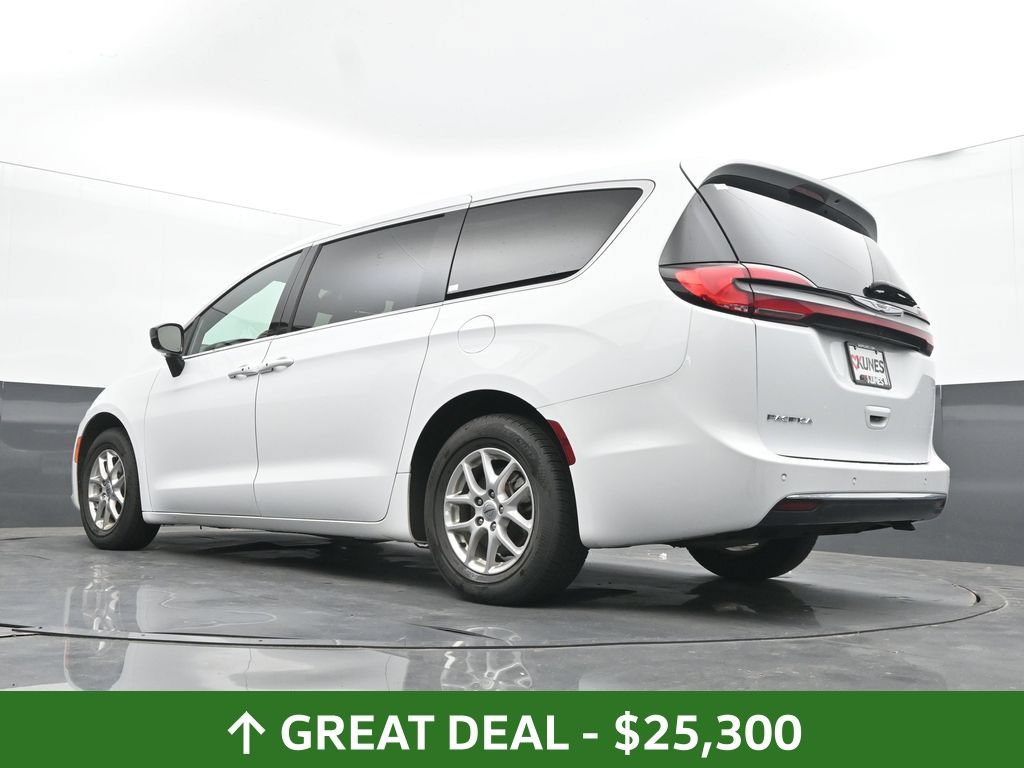 Used 2025 Chrysler Pacifica Select FWD image 48