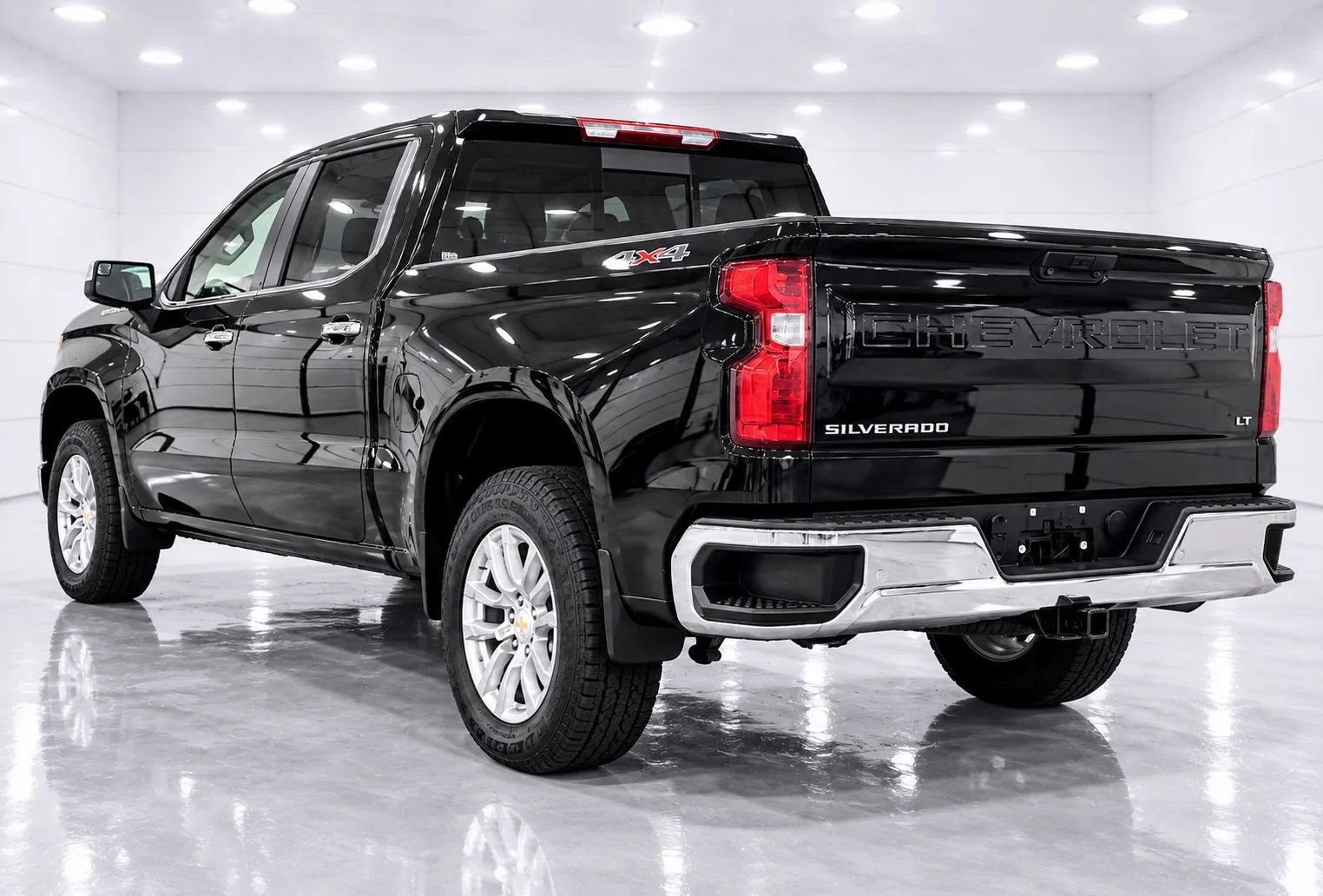 Used 2023 Chevrolet Silverado 1500 LT AWD/4WD image 3