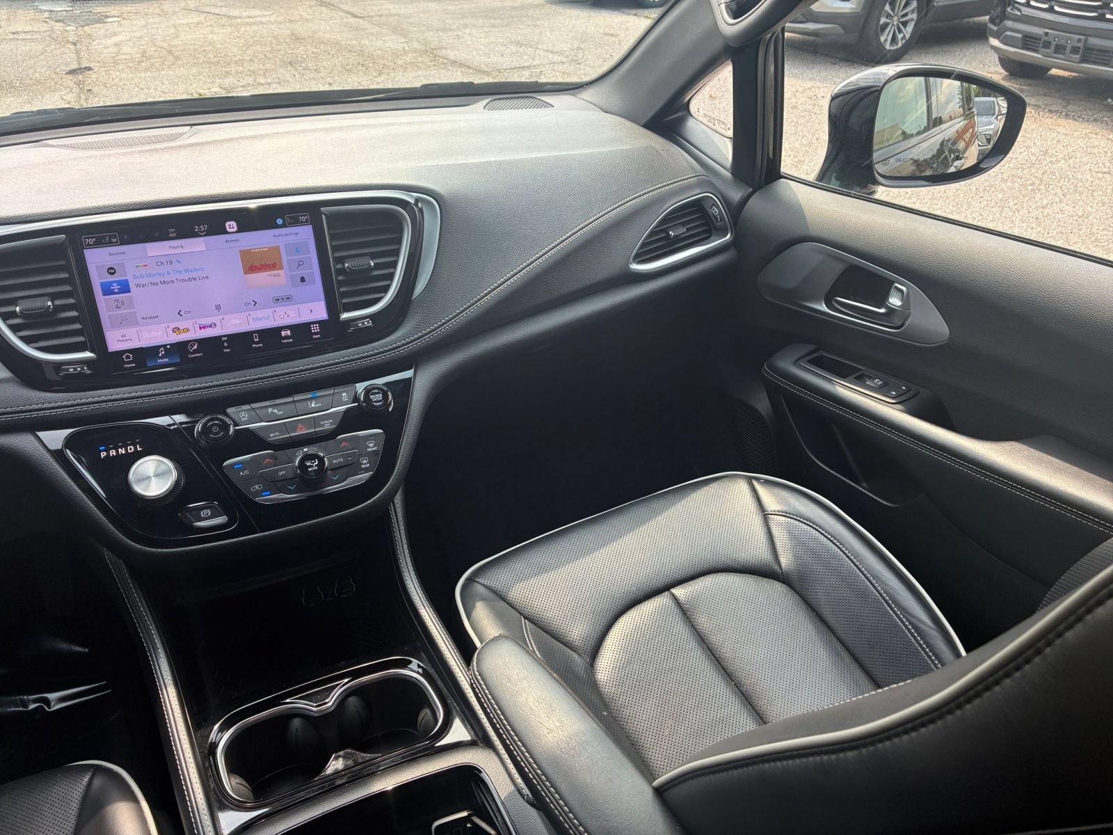 Used 2025 Chrysler Pacifica Limited FWD image 30