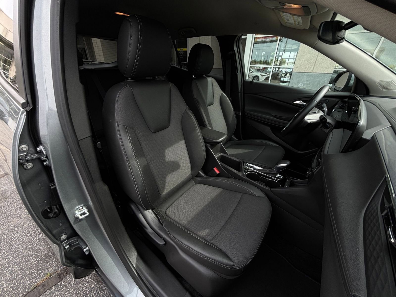 Used 2025 Buick Encore GX Preferred image 40