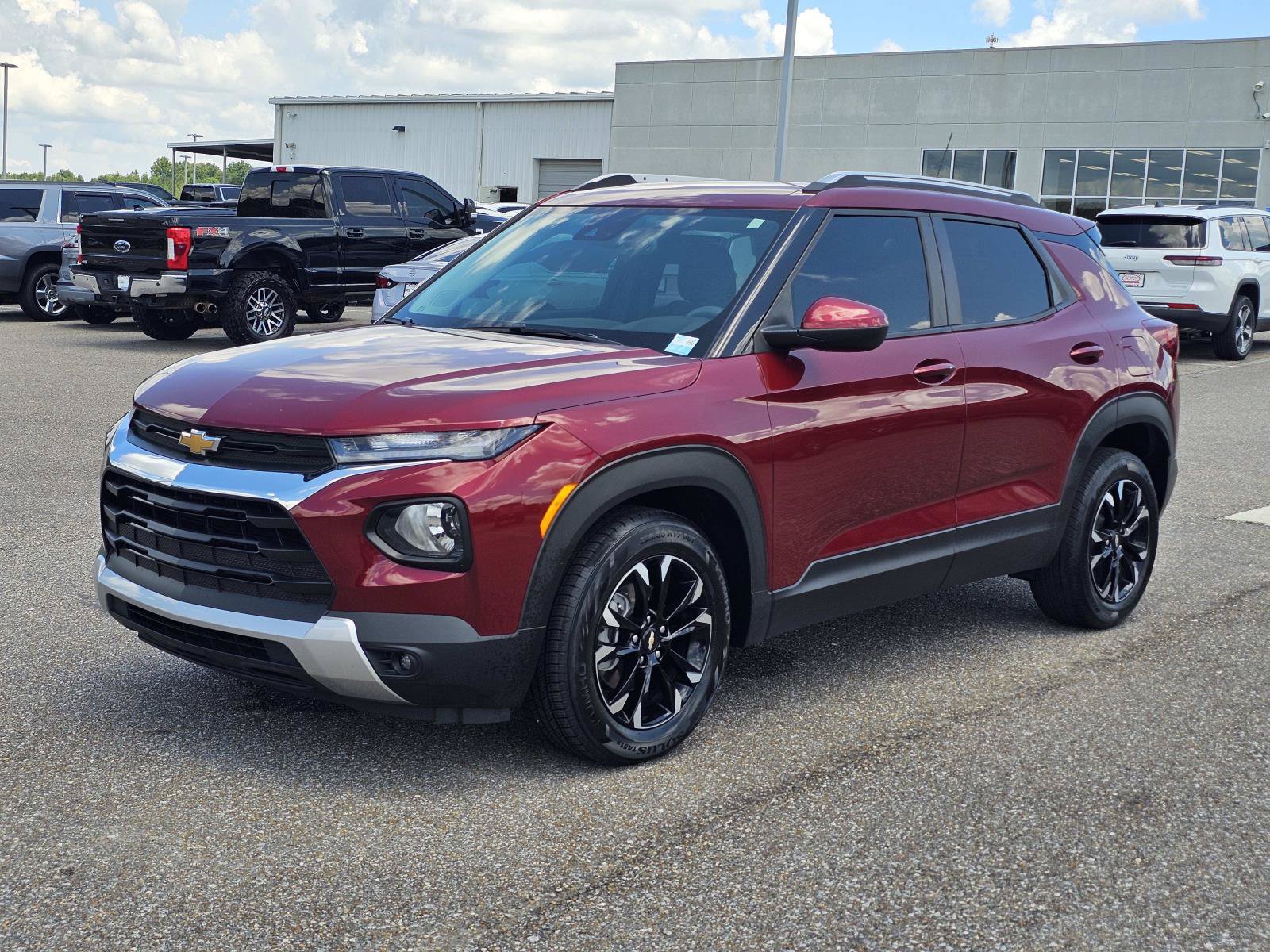 Used 2023 Chevrolet TrailBlazer LT w/ Convenience Package FWD image 1