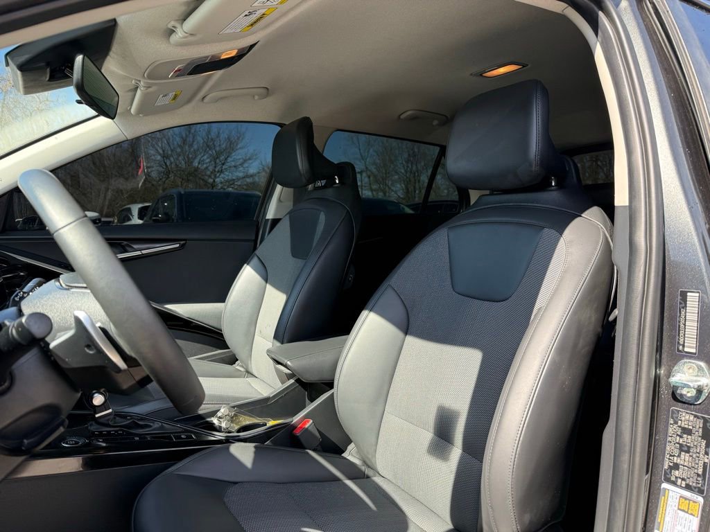 Used 2023 Kia Niro EX image 6