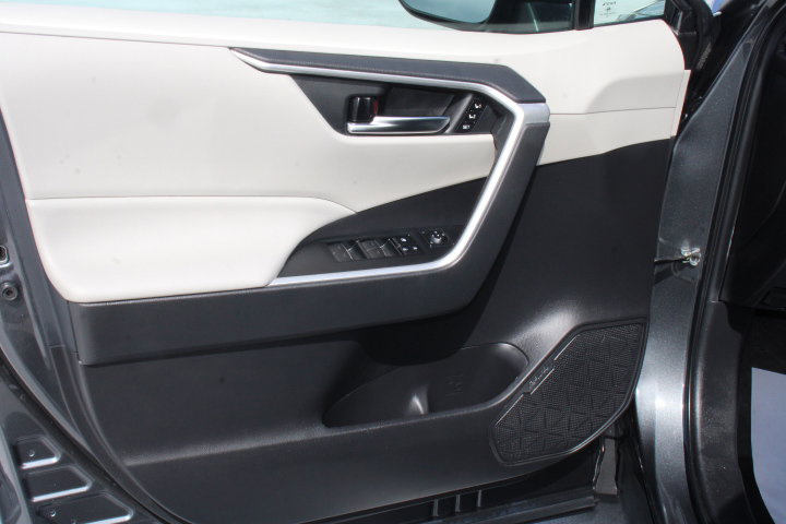 Used 2022 Toyota RAV4 XLE Premium FWD image 10