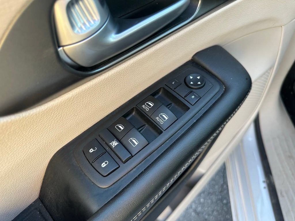 Used 2024 Chrysler Pacifica Touring-L FWD image 29