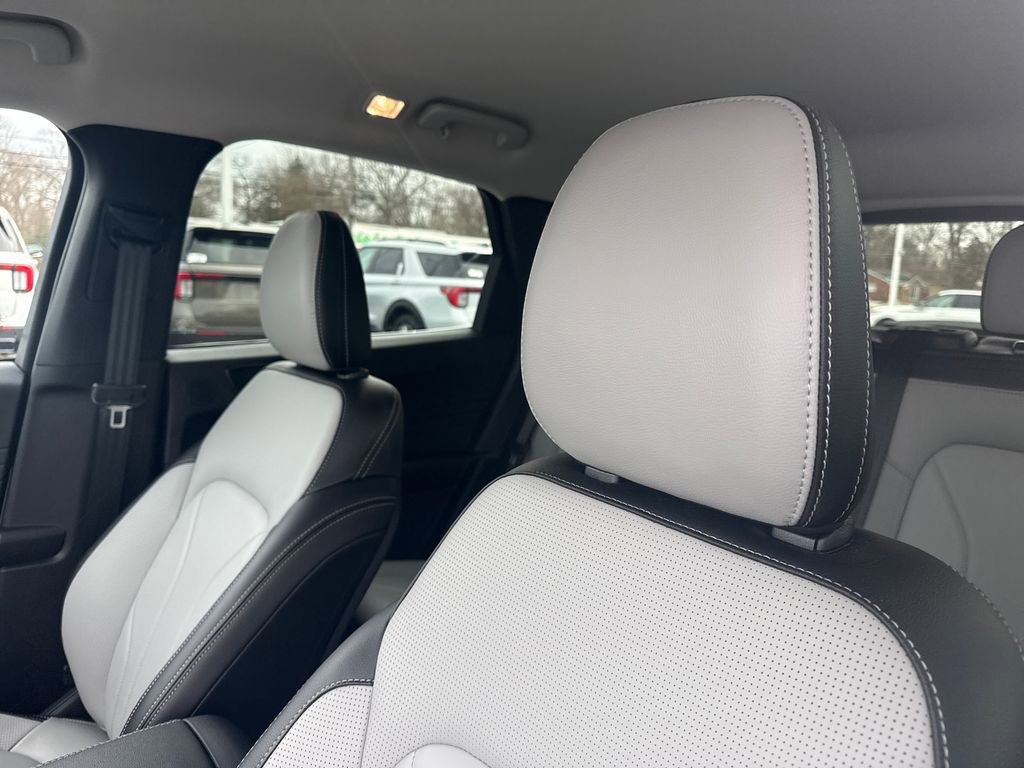 Used 2025 Ford Escape Platinum w/ Premium Technology Package image 26