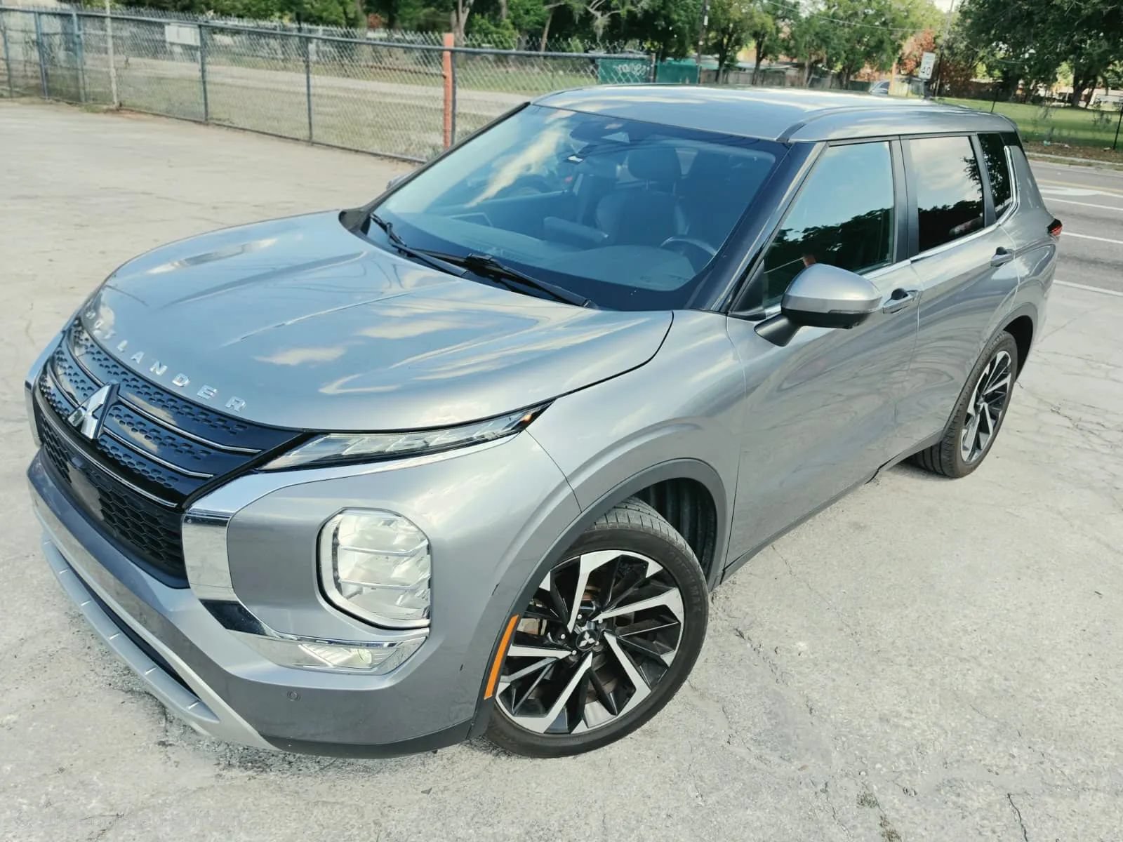 Used 2023 Mitsubishi Outlander SE FWD image 2