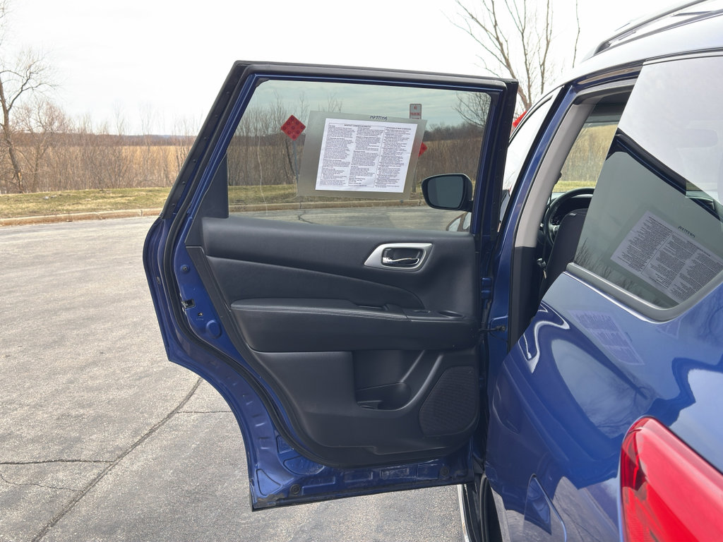Used 2019 Nissan Pathfinder SV image 33