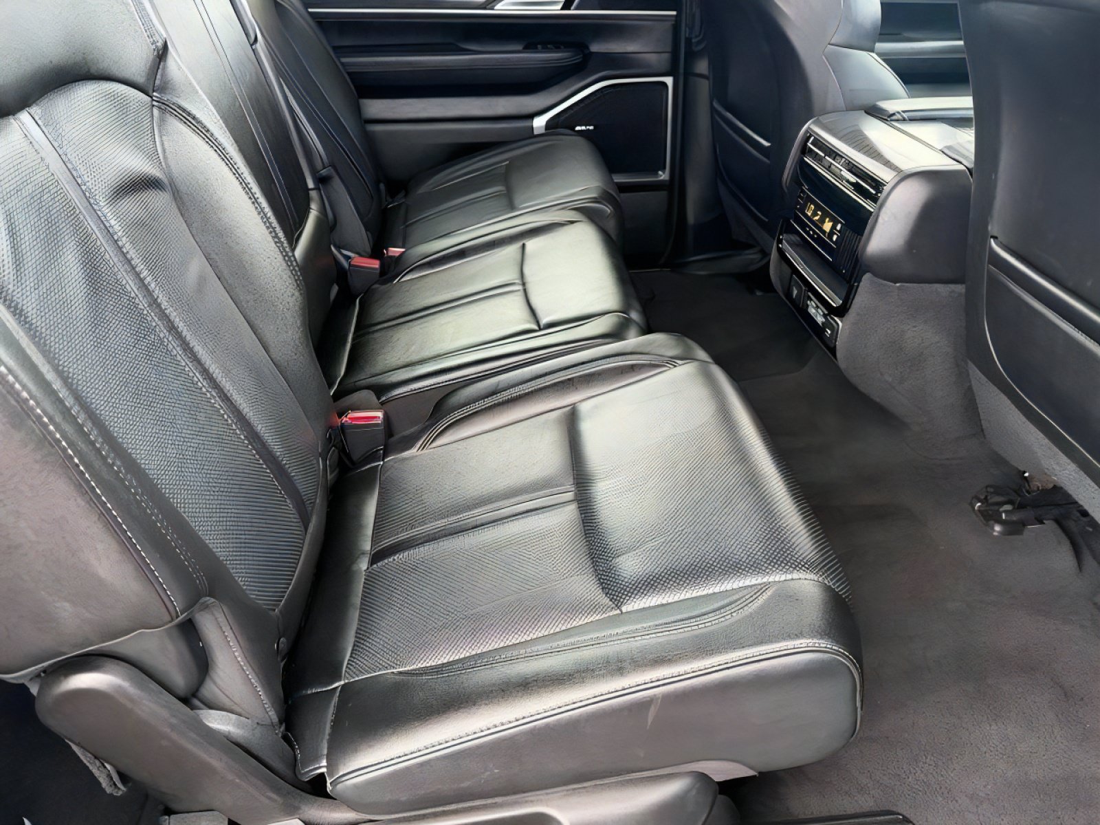 Used 2024 Jeep Wagoneer Series II w/ Flexible Seating Group RWD image 15