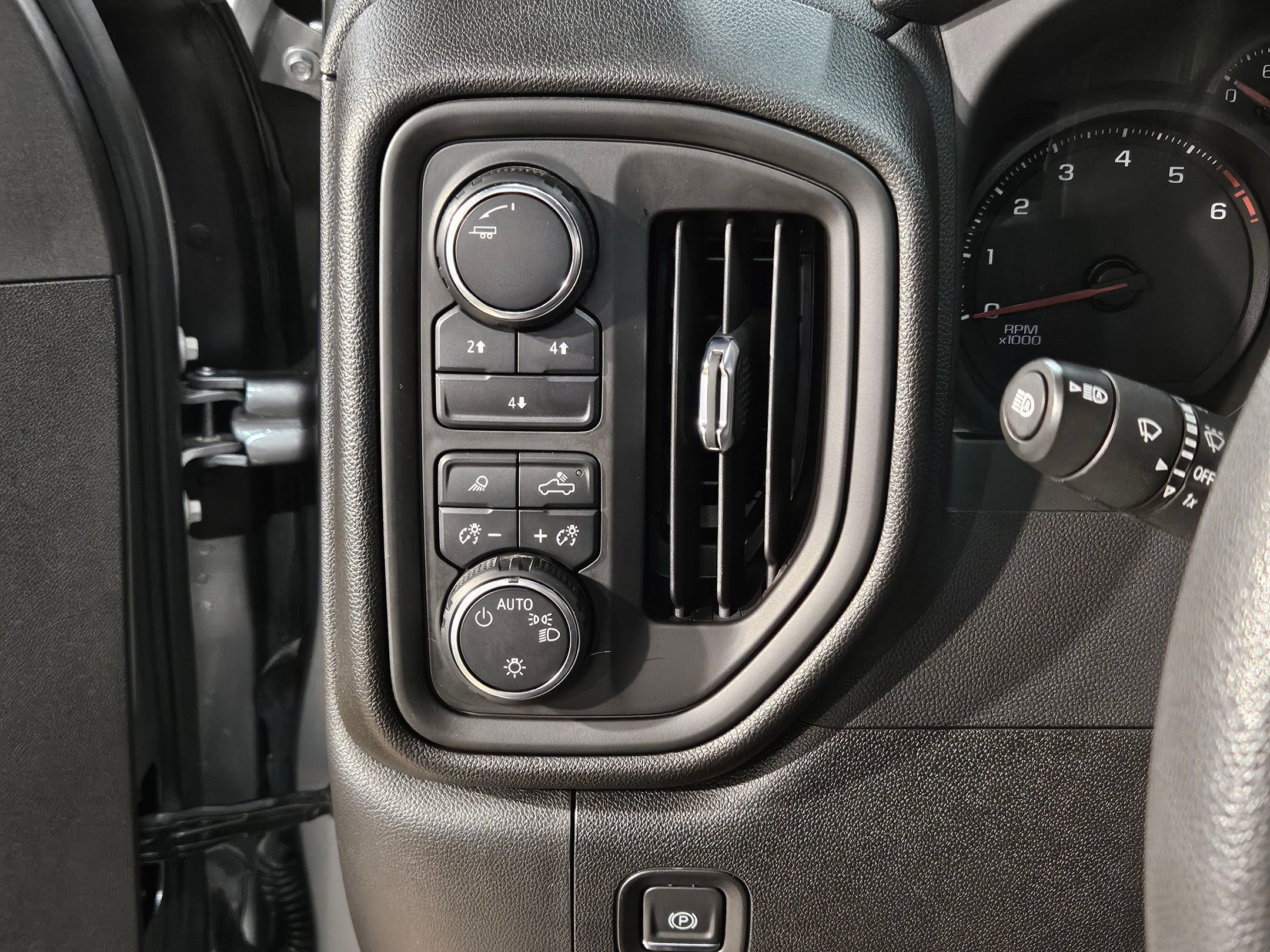 Used 2024 Chevrolet Silverado 2500 Custom w/ Custom Value Package image 25