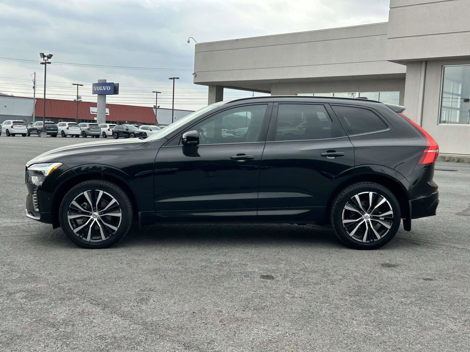 Certified 2024 Volvo XC60 B5 Plus w/ Climate Package image 6