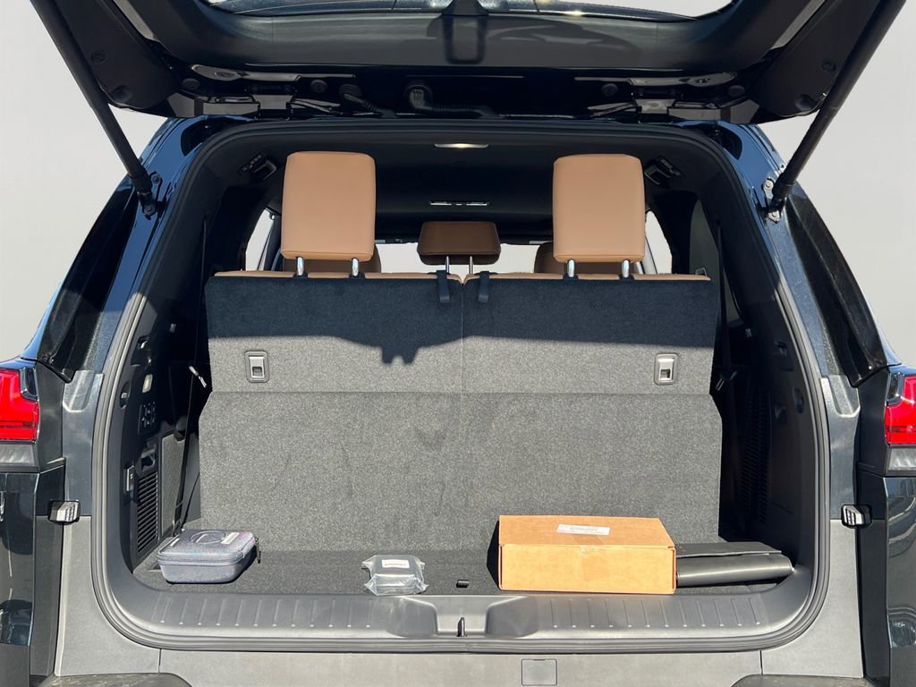 New 2025 Lexus LX 600 4WD w/ Luxury Package image 9