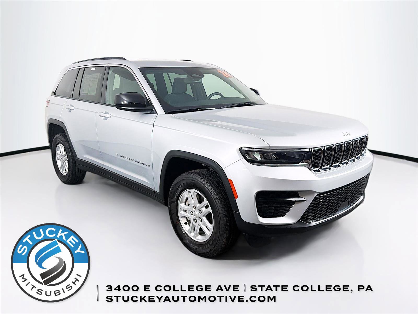 Used 2024 Jeep Grand Cherokee Laredo image 1