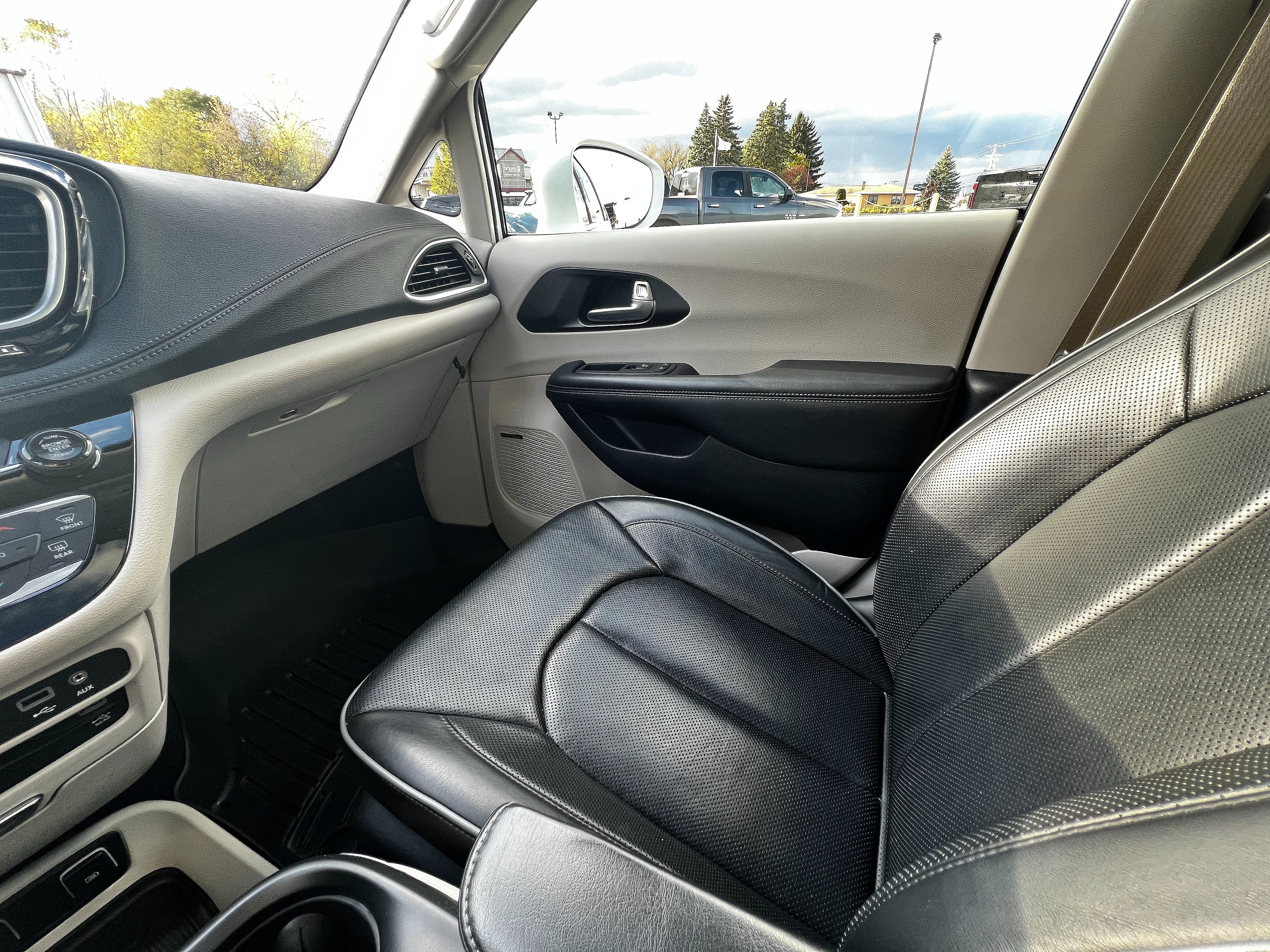 Used 2020 Chrysler Pacifica Limited w/ Advanced Safetytec Group image 17