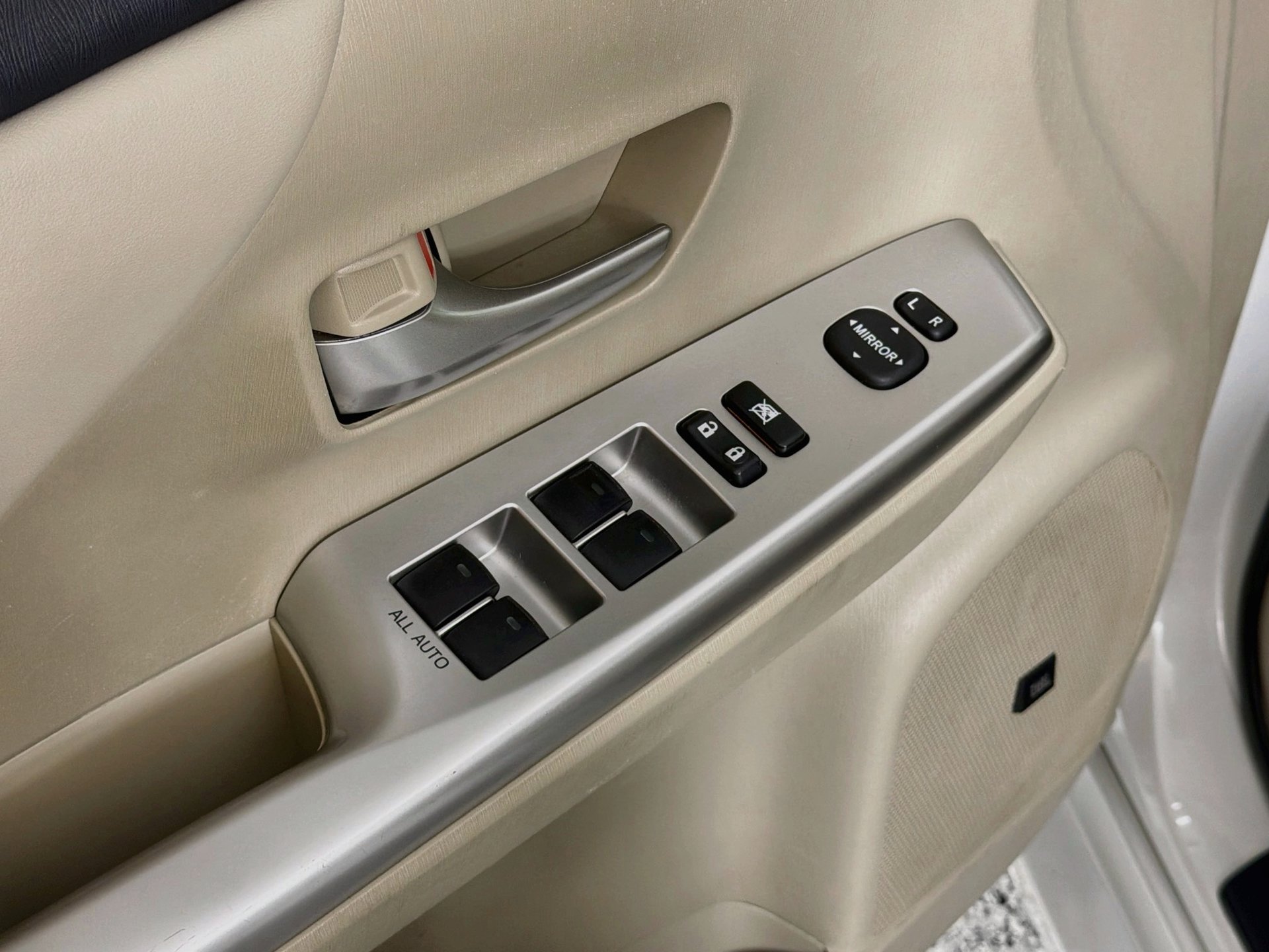 Used 2014 Toyota Prius V Five FWD image 18