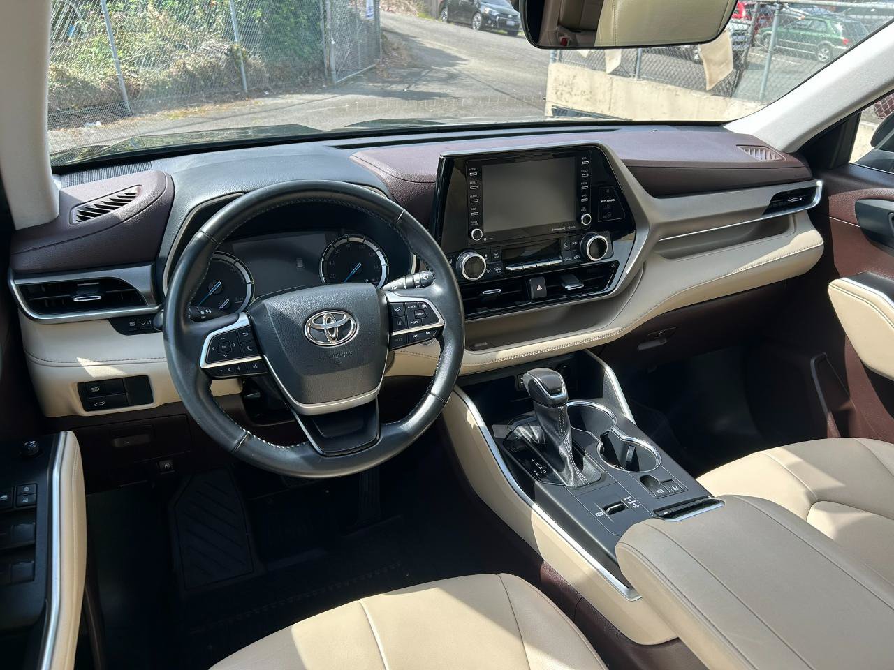 Used 2022 Toyota Highlander XLE AWD/4WD image 16