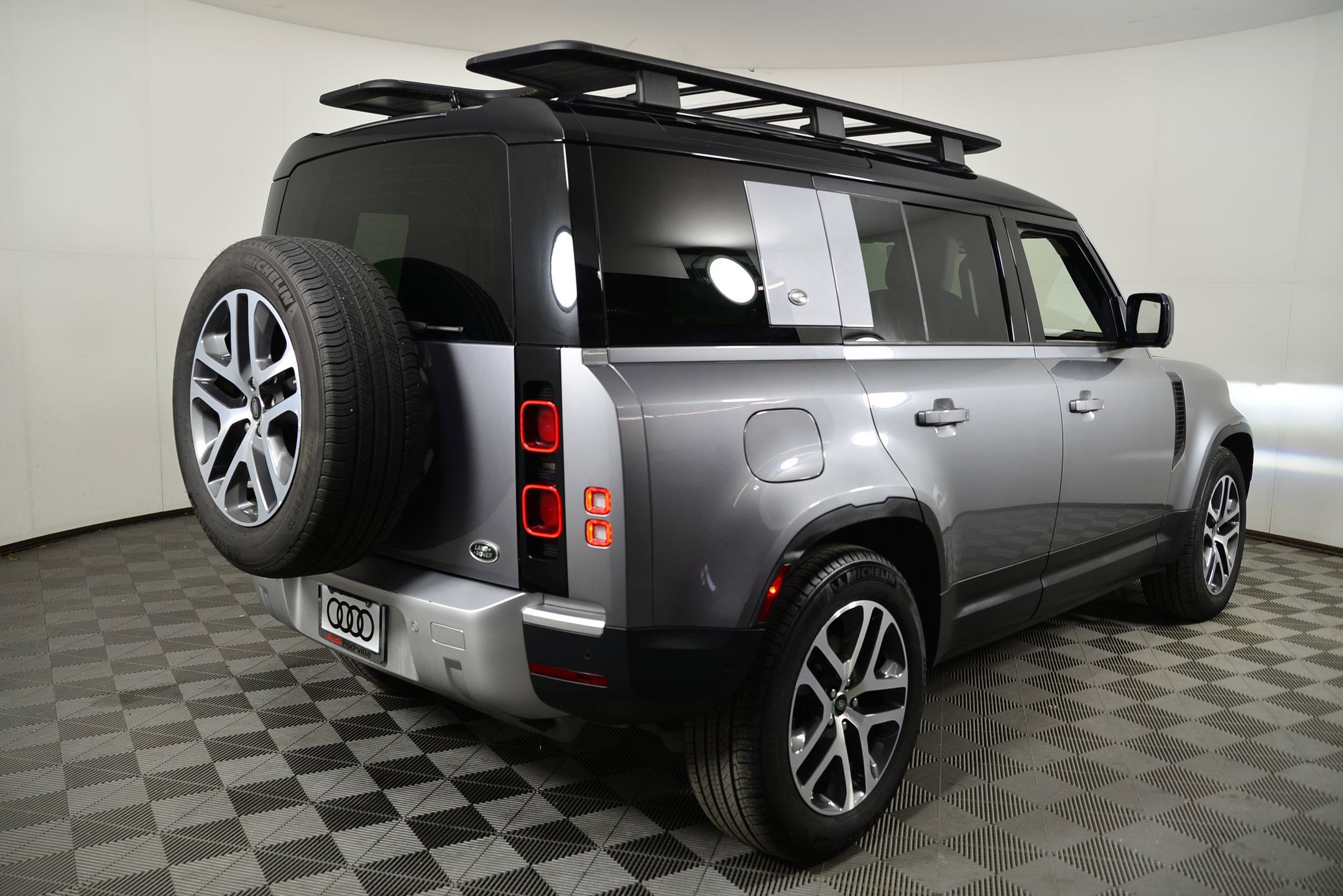 Used 2020 Land Rover Defender 110 SE AWD/4WD image 9