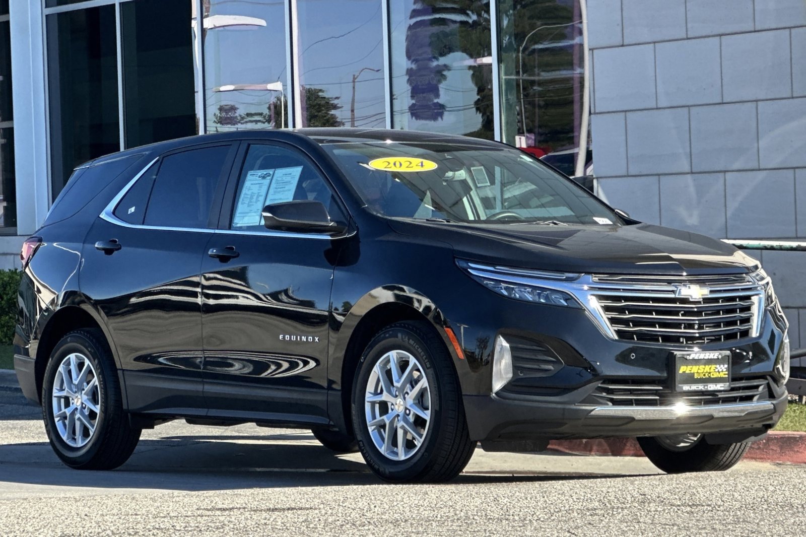 Used 2024 Chevrolet Equinox LT image 2