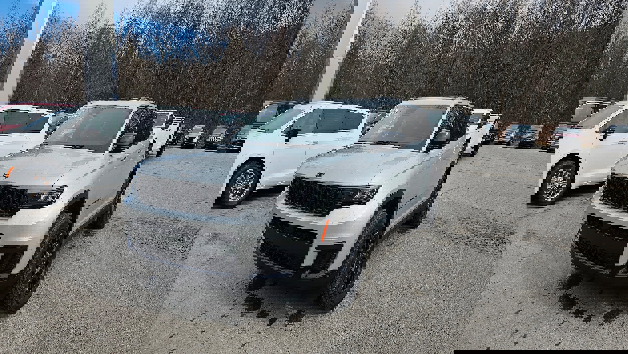 Used 2024 Jeep Grand Cherokee L Laredo image 3