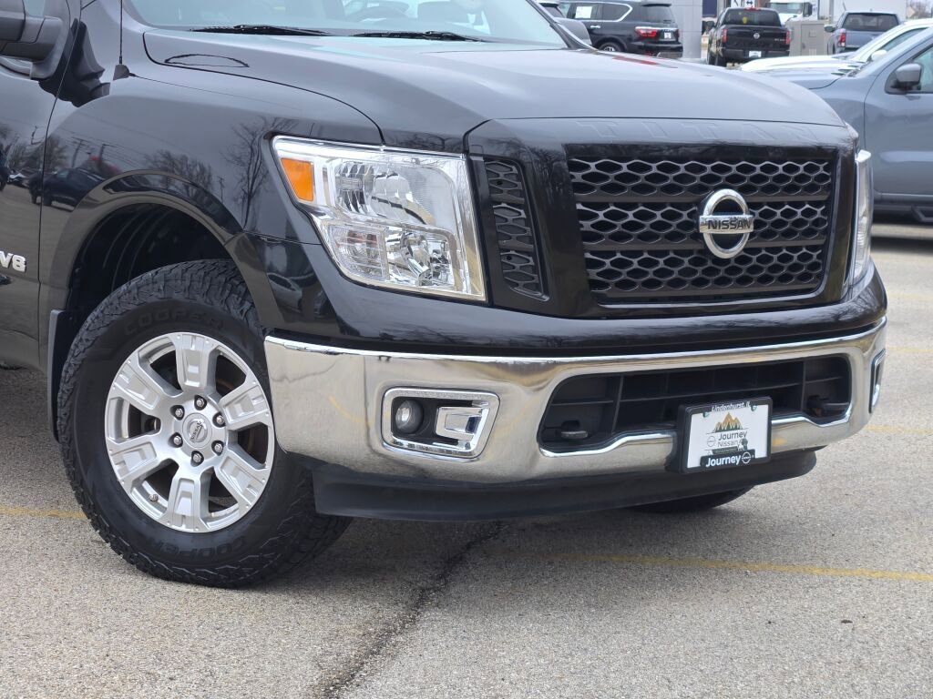 Used 2019 Nissan Titan SV image 2