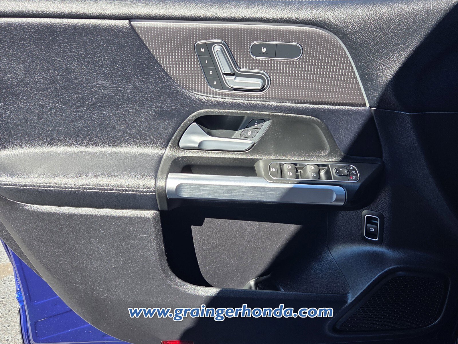 Used 2021 Mercedes-Benz GLB 250 4MATIC w/ Premium Package image 27