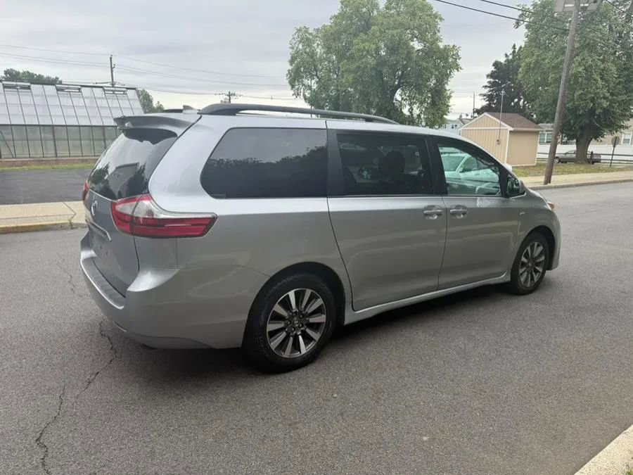 Used 2018 Toyota Sienna LE image 9