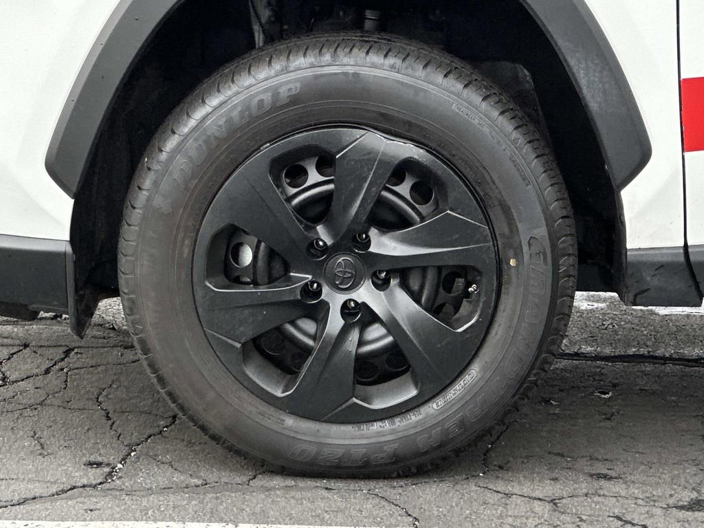 Used 2021 Toyota RAV4 LE image 9