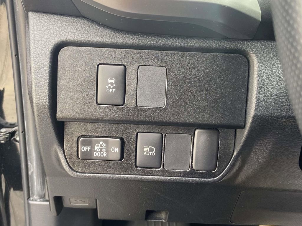 Used 2022 Toyota Tacoma SR5 w/ Technology Package image 27