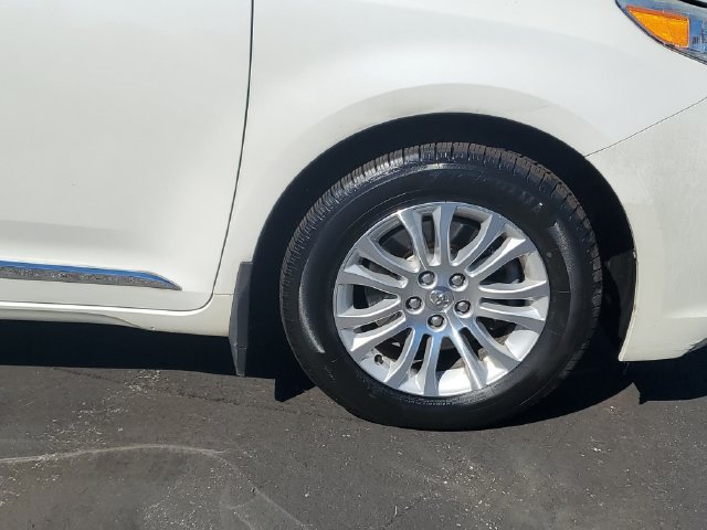 Used 2015 Toyota Sienna XLE w/ XLE Navigation Package FWD image 6