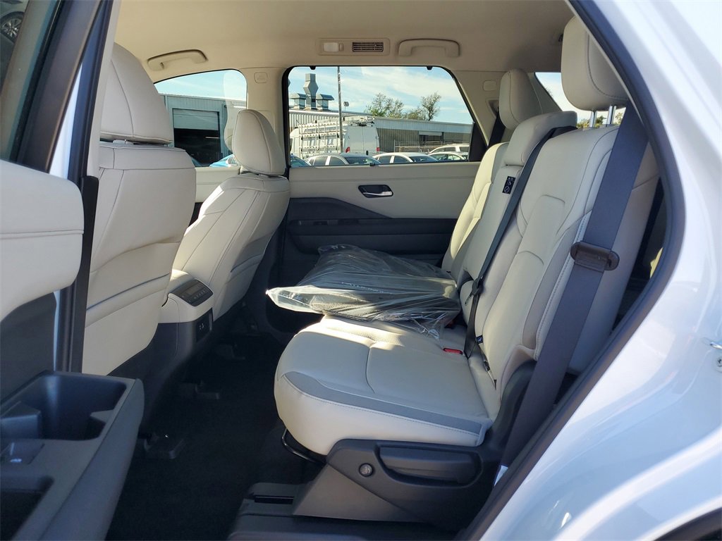 New 2025 Nissan Pathfinder SL image 6