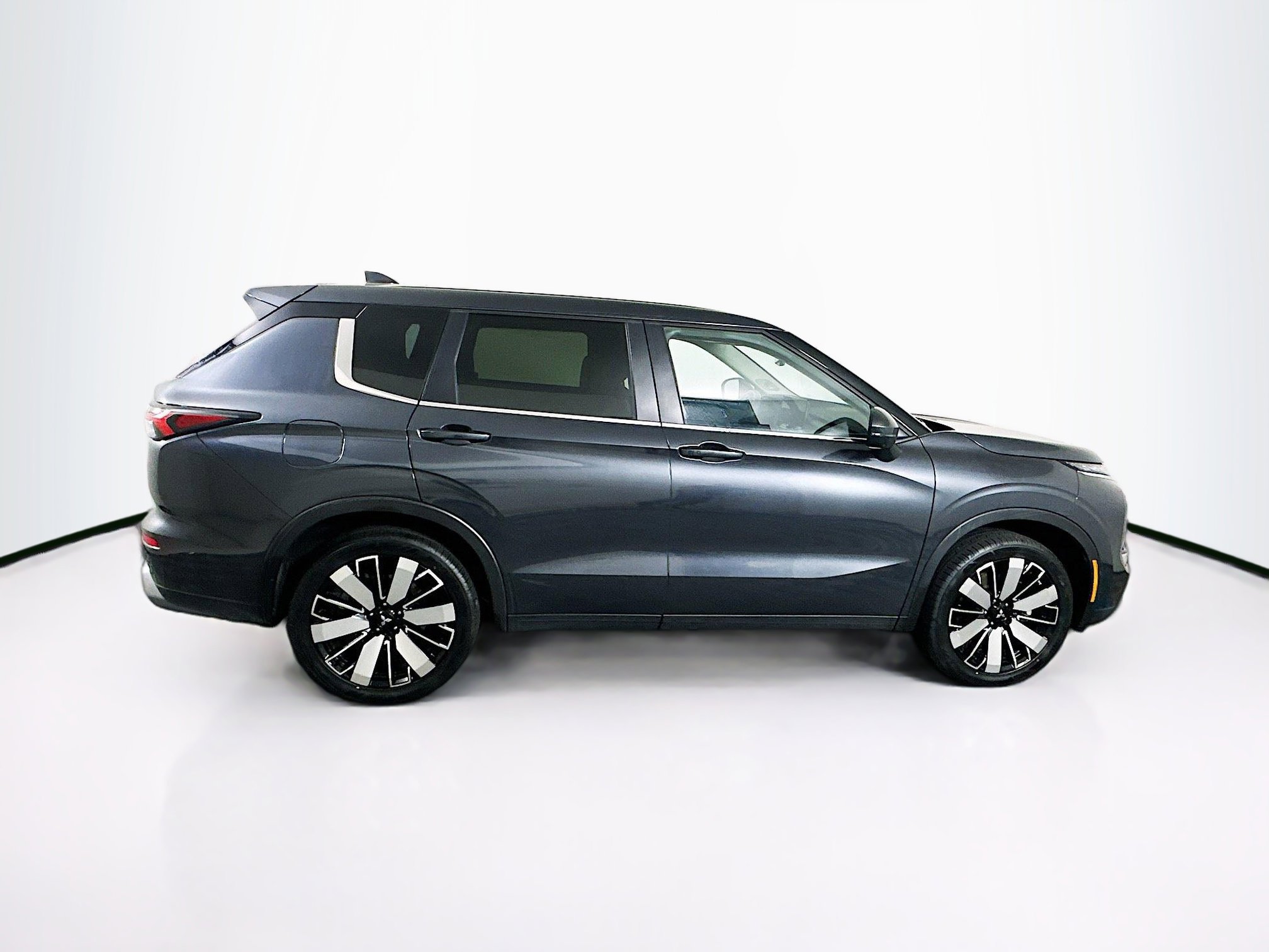 Used 2025 Mitsubishi Outlander SE image 10