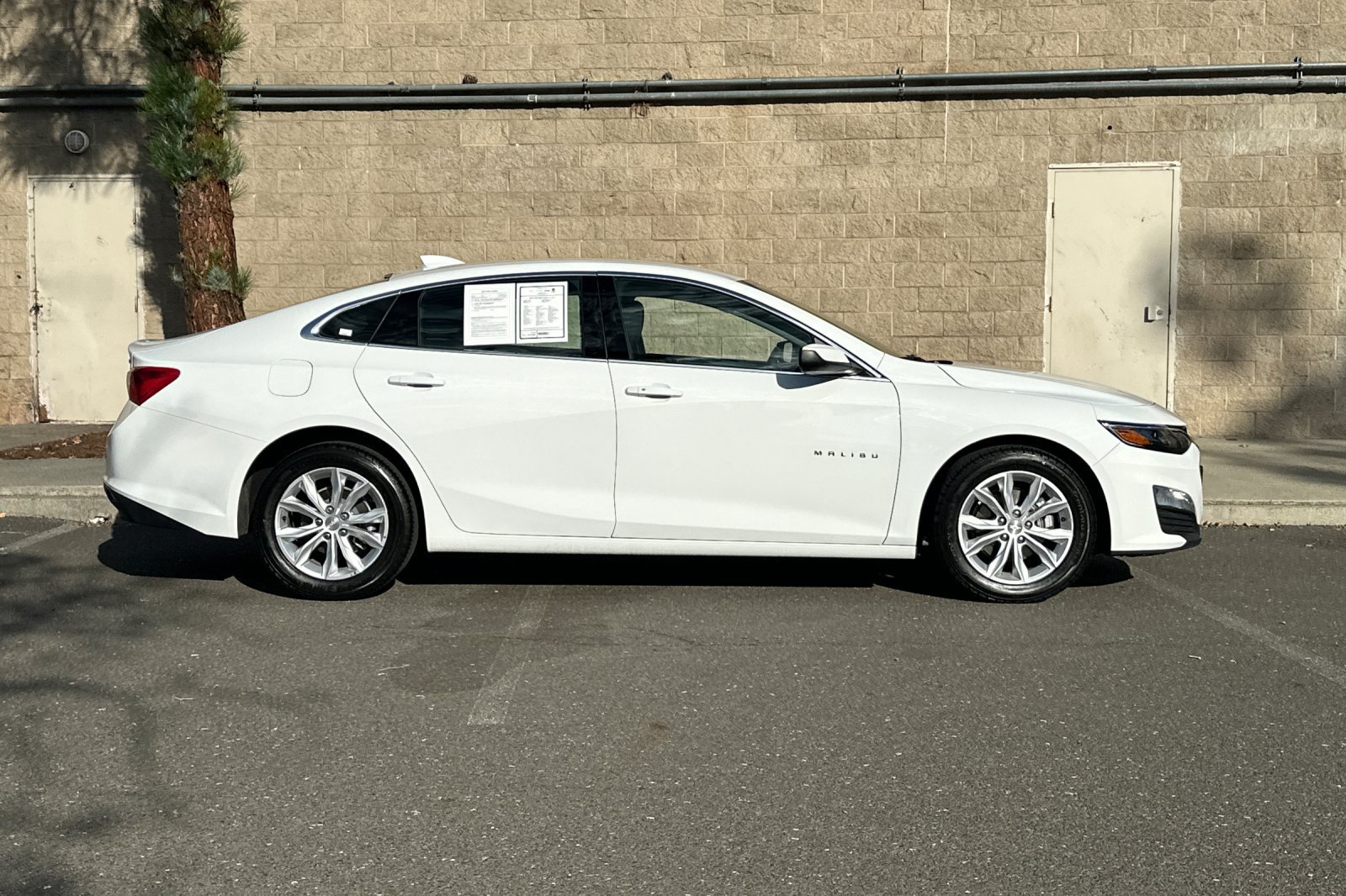 Used 2024 Chevrolet Malibu LT FWD image 2
