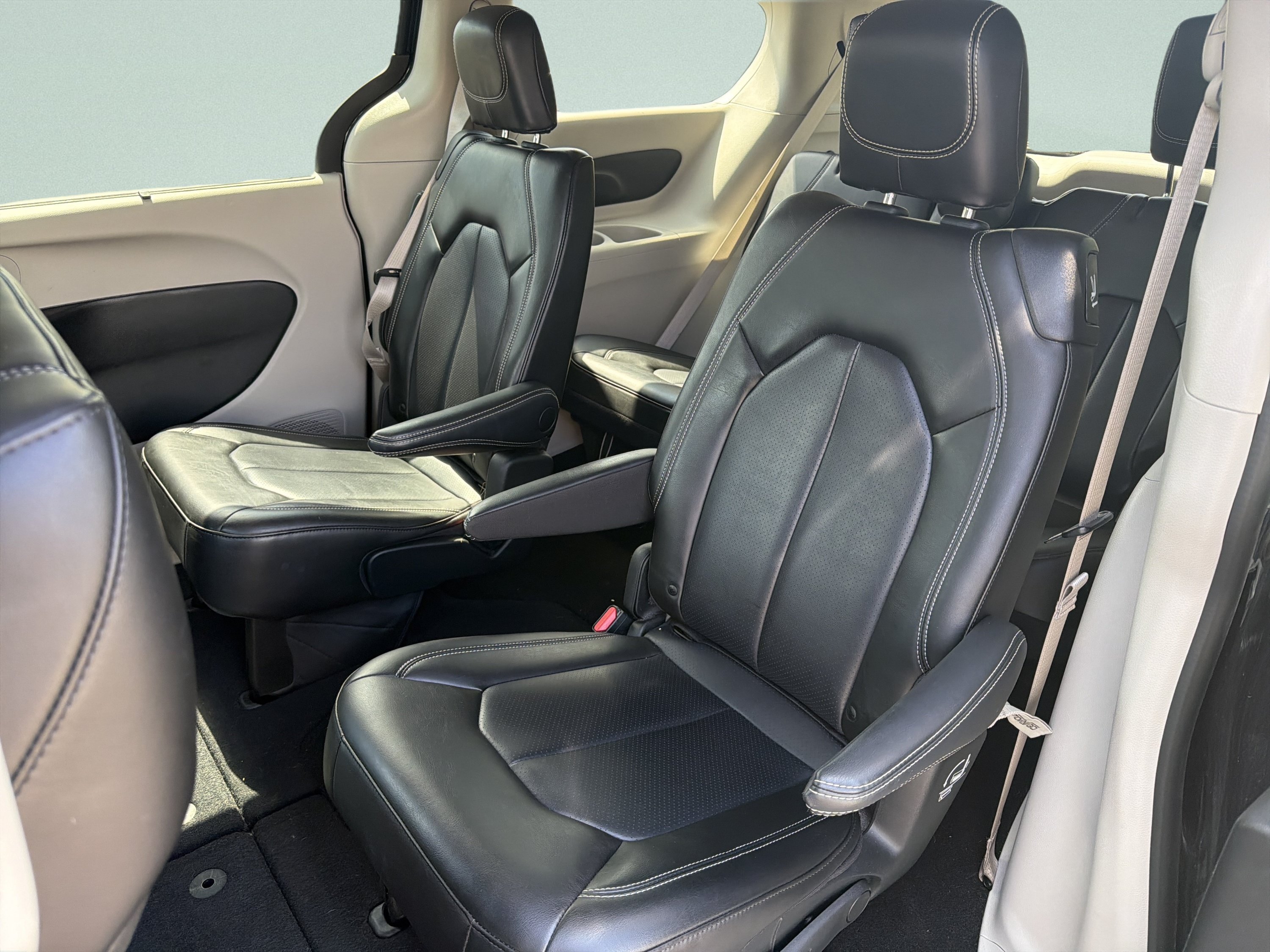 Used 2023 Chrysler Pacifica Touring-L FWD image 26