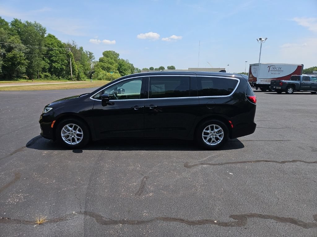 Used 2024 Chrysler Pacifica Touring-L FWD image 4
