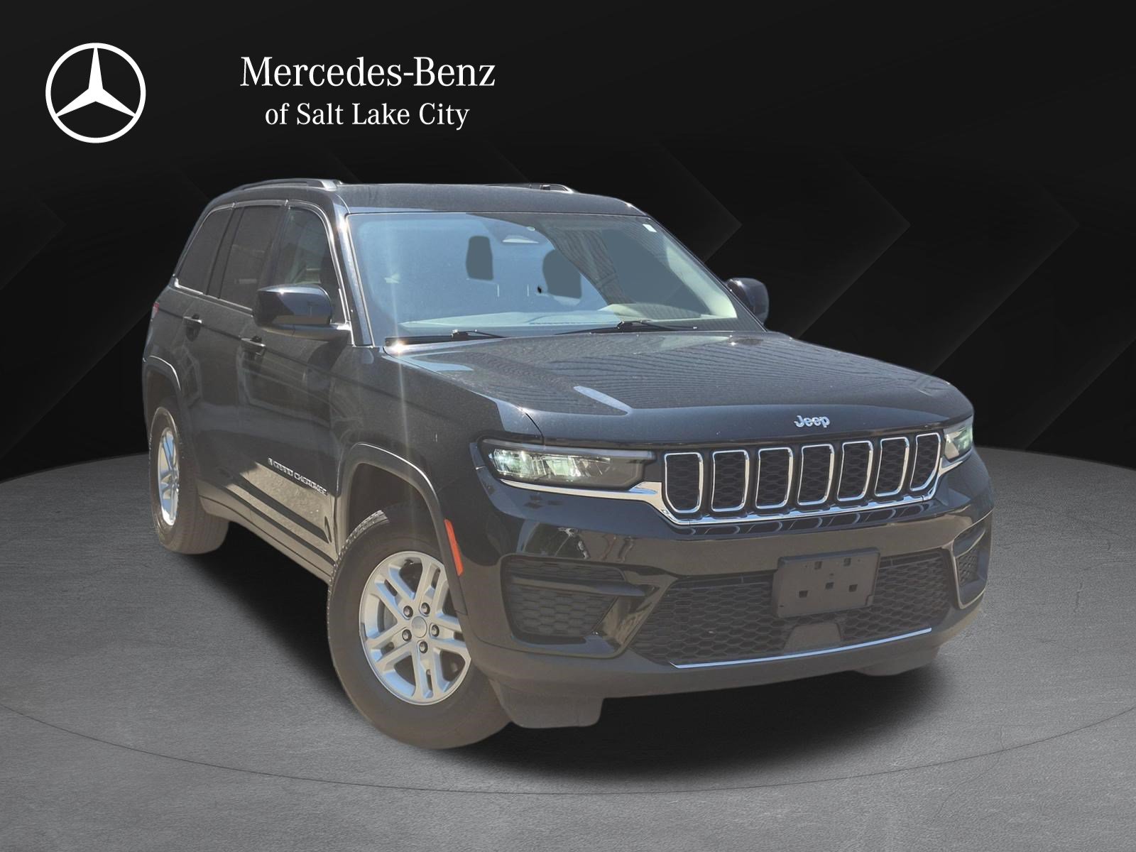Used 2022 Jeep Grand Cherokee Laredo w/ Luxury Tech Group I AWD/4WD image 1