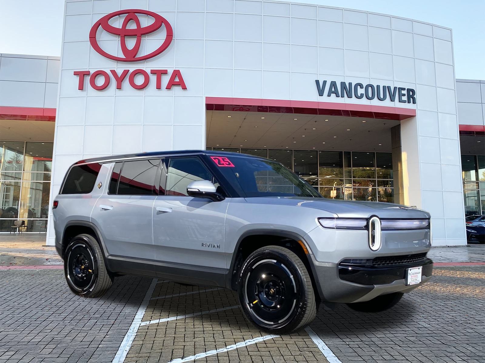 Used 2025 Rivian R1S Adventure image 1