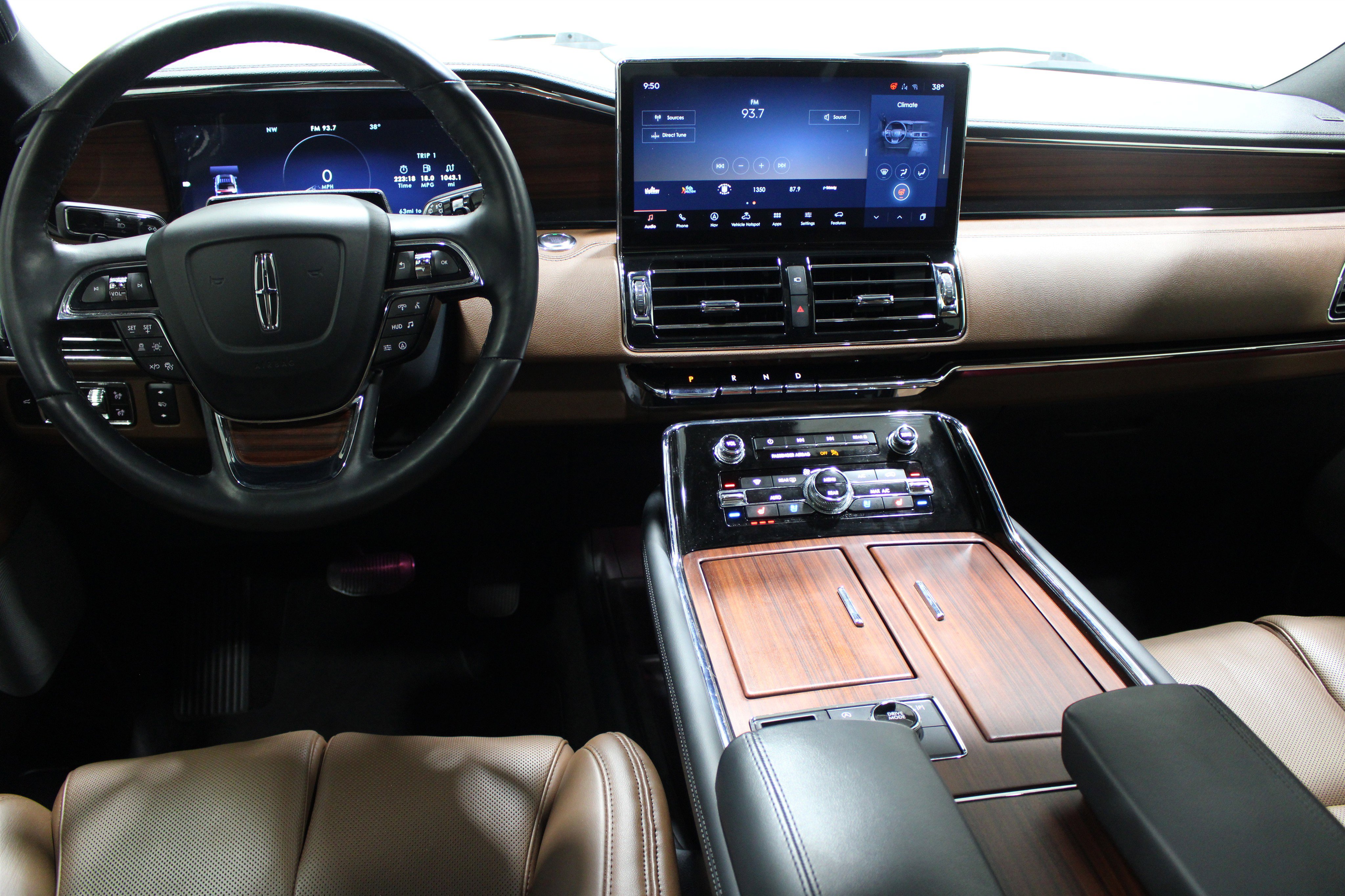Used 2024 Lincoln Navigator Reserve AWD/4WD image 2