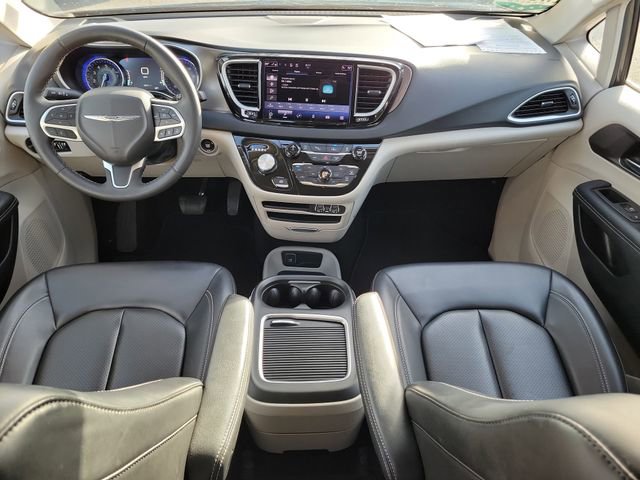 Used 2023 Chrysler Pacifica Touring-L image 15