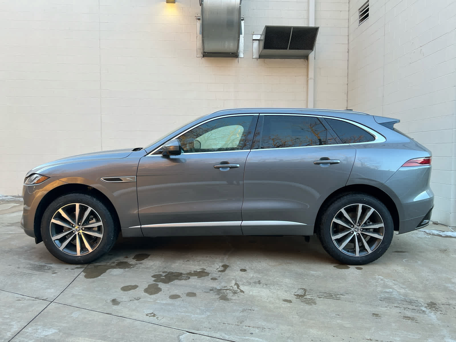 Used 2025 Jaguar F-PACE R-Dynamic S AWD/4WD image 5