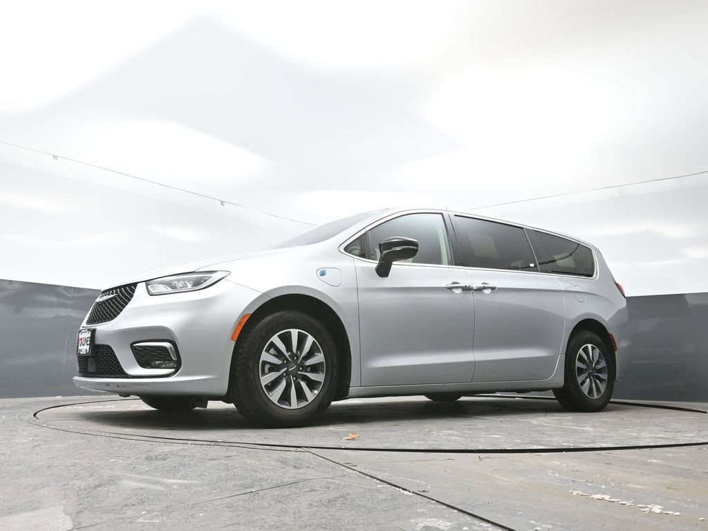 Used 2024 Chrysler Pacifica Select image 53