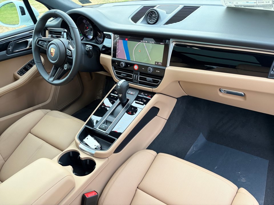 Certified 2026 Porsche Macan Turbo AWD/4WD image 18